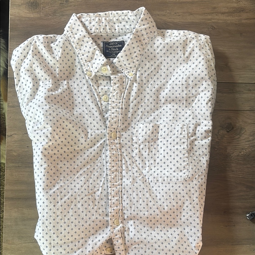 American Eagle Outfitters White and Blue Casual Button Down Shirt